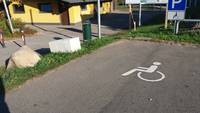 Auf dem Bild ist einer der beiden Behindertenparkplätze zu sehen.
